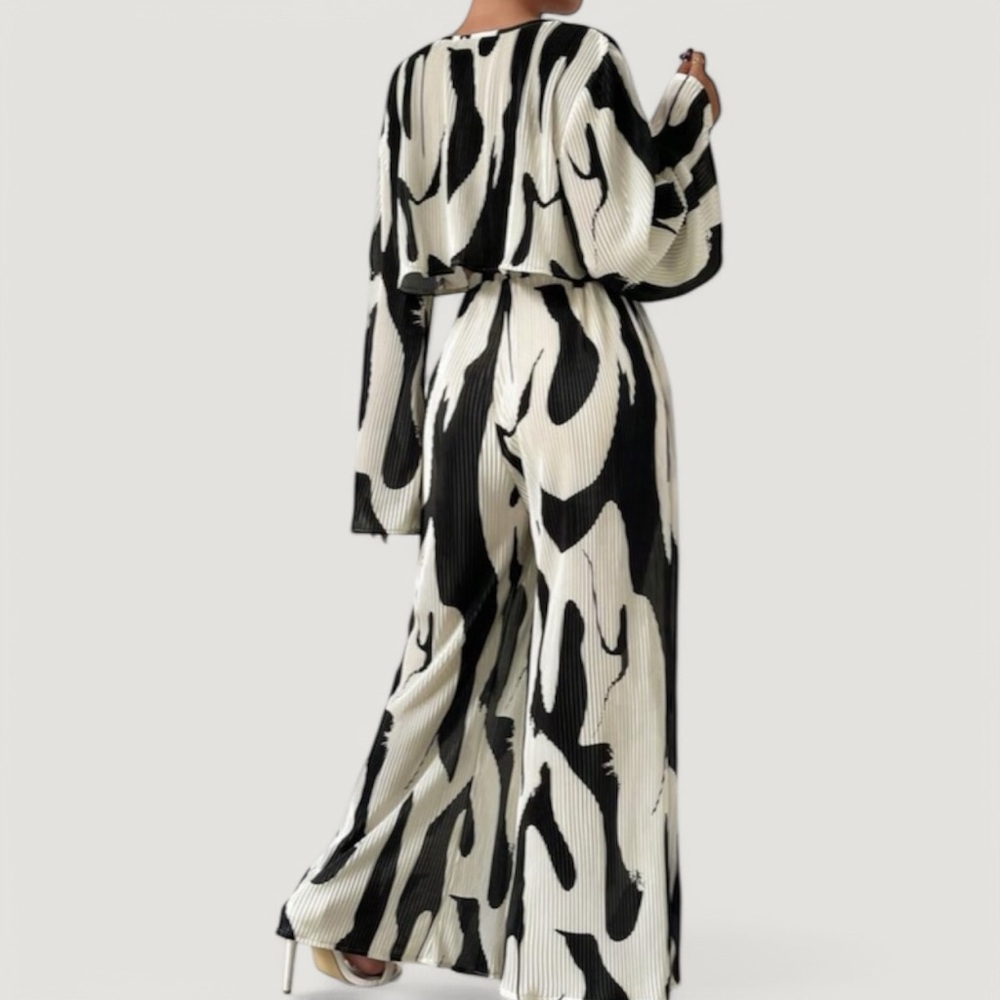 Black and White Women's Two Piece- (S) NWOT - Picture 3 of 5